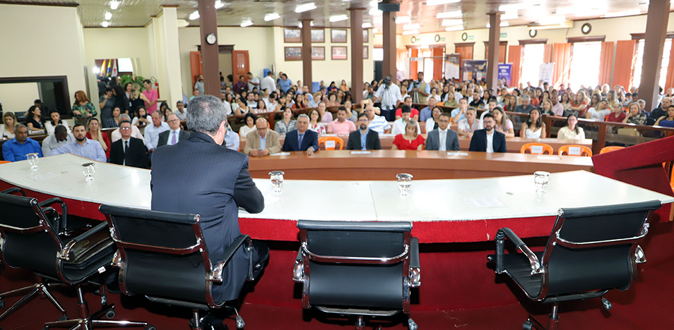 Cerca de 300 pessoas lotaram a Câmara Municipal para acompanhar o Encontro Técnico do TCEMG (Foto: João Manuel)